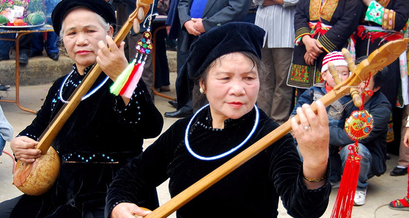 Watch traditional music performance with the locals in traditional costumes