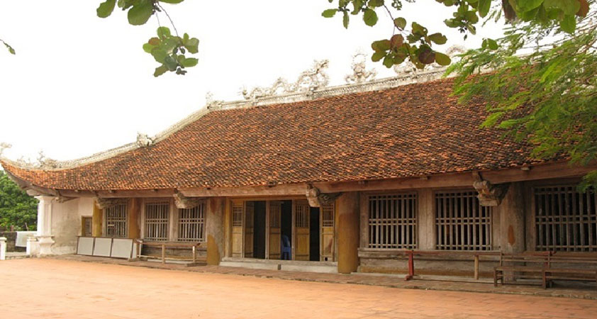 Hang Kenh communal house is renown for its remarkable woodwork, including huge ironwood pillars that support the roof