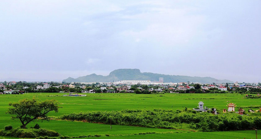 In the mountain, there are many traces of pagodas and monuments of the Mac Dynasty built in the 16th century.