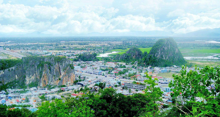 The mountains are outstanding amongs the city background