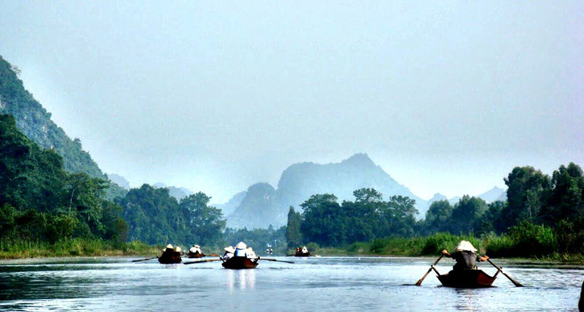 An iron boat can carry 3-5 people and a large wooden boat – up to 20 locals