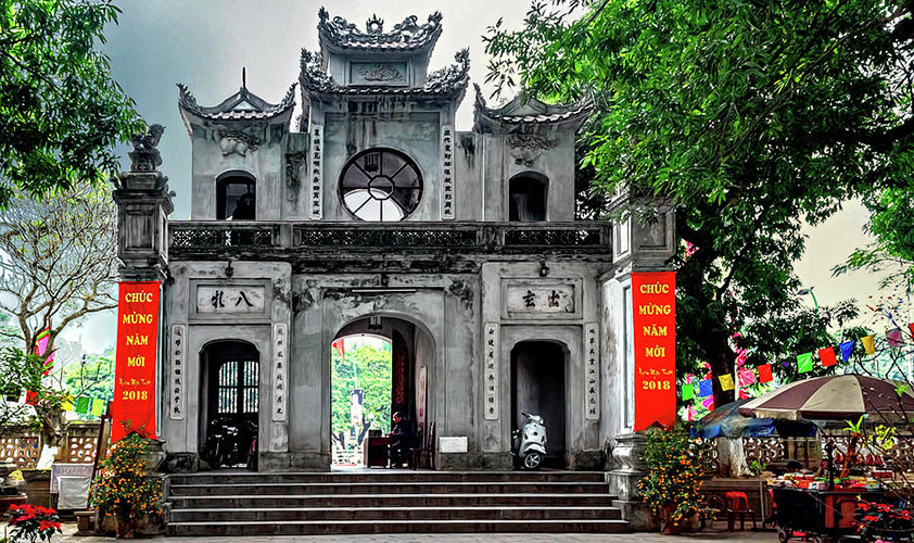 Quan Thanh temple was first built during the reign of King Ly Thai To (1010-1028)