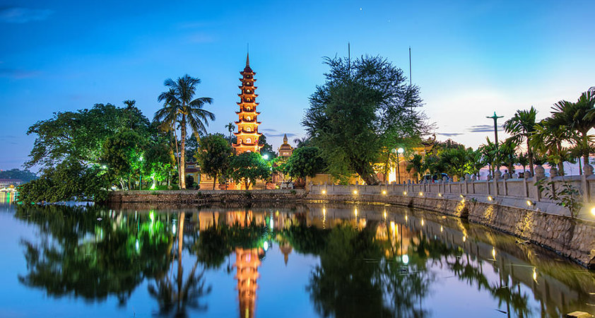 The religious beauty of Tran Quoc pagoda at night 