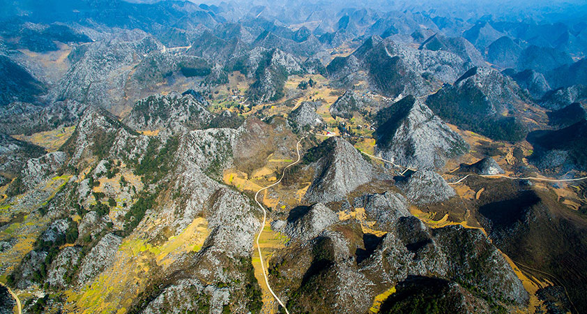 Visit Ma Pi Leng Pass with majestic beauty