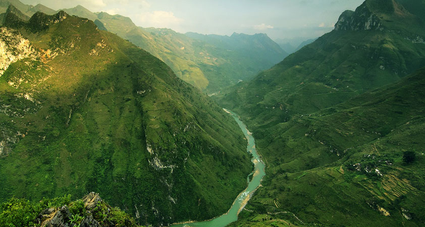 Visit Tu San Canyon with a boat tour on the river