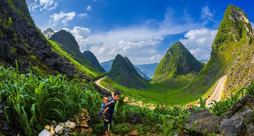 The road leading to Quan Ba twin mountain