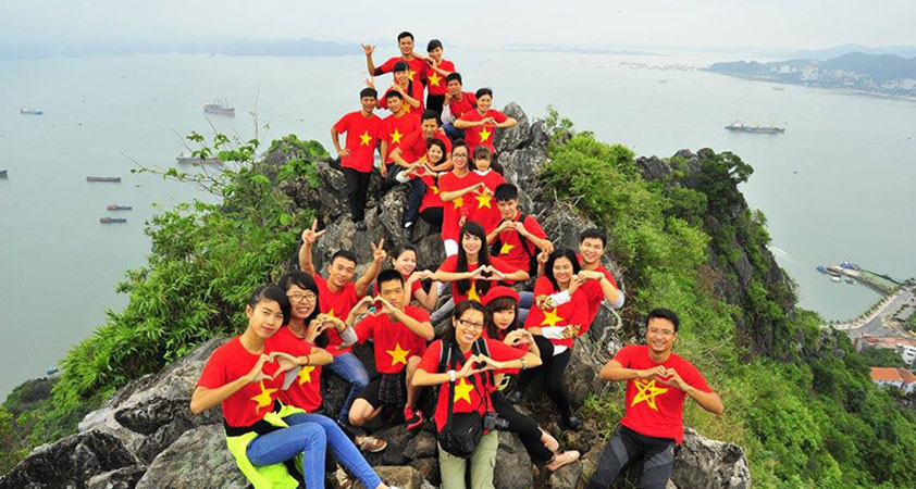 A group of students go to Bai Tho mountain and check-in
