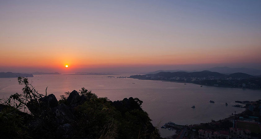 The amazing sunset view at Bai Tho moutain, overlooking Halong bay Vietnam