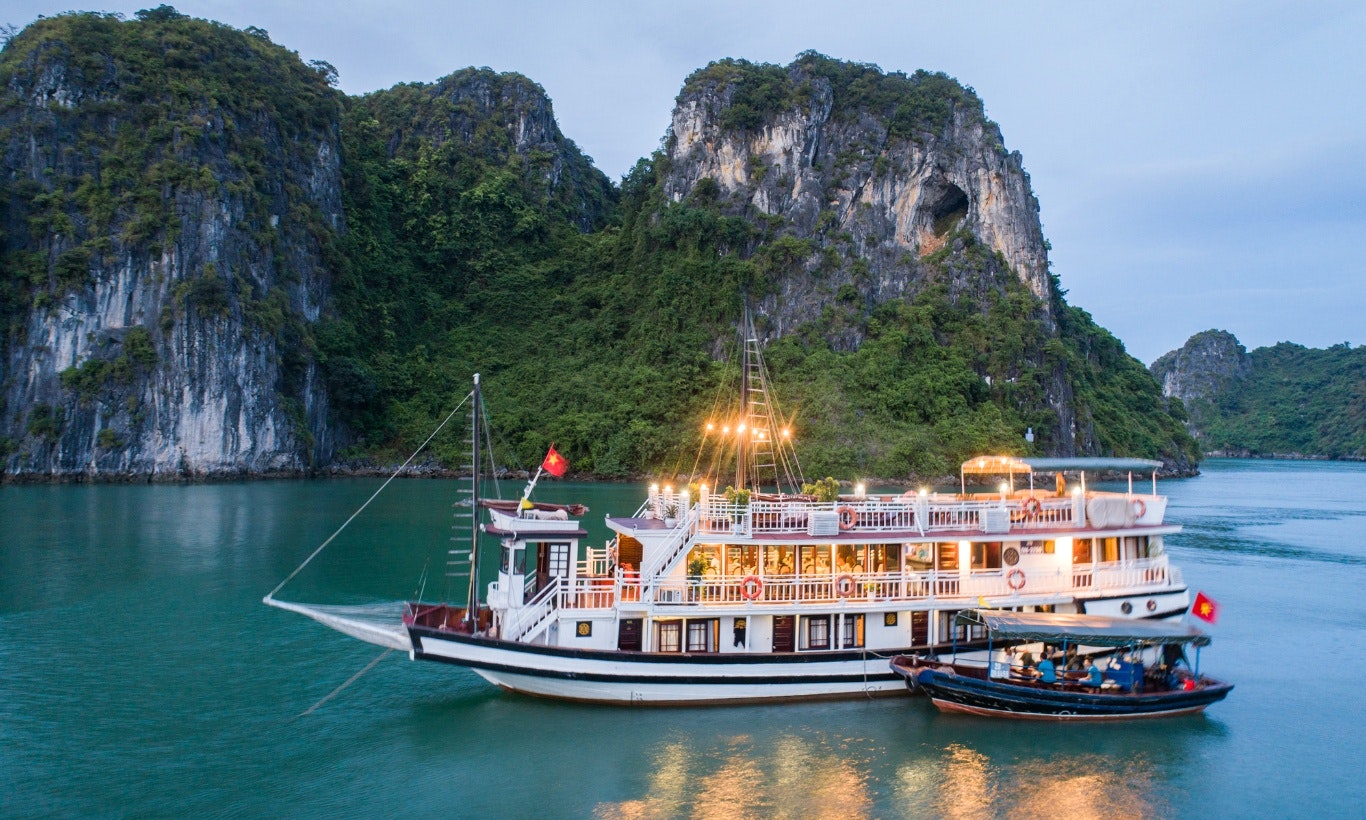 Cruise on the bay is one of the best things to do in Halong Bay