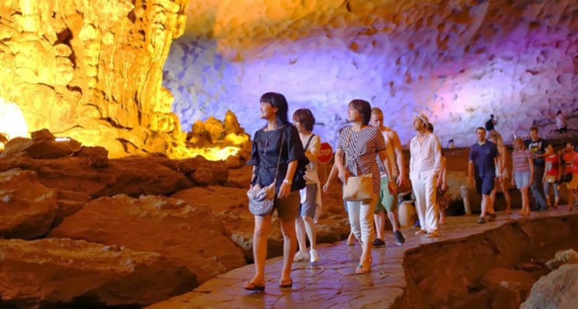 Tourists get amazed at the Sung Sot Cave Halong Bay