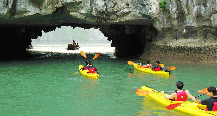 Luon Cave - The best place for kayaking or rowing in Halong Bay