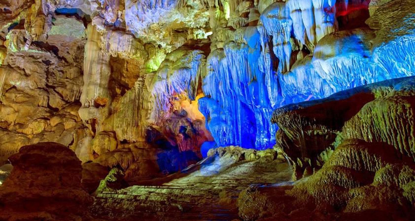 Thien Canh Son cave owns mysterious beauty