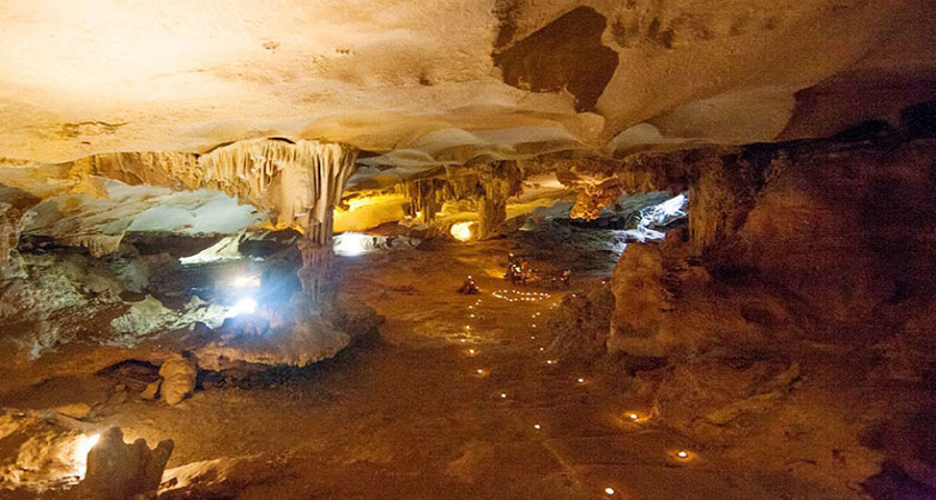 Coming here, you will be amazed by the limestone stalagmites formed thousands of years ago 