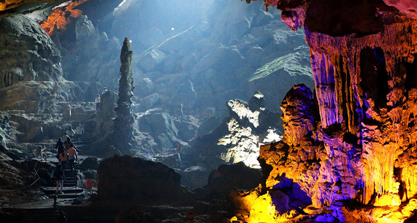 Tien Ong cave has lots of falling stalactites - a trace of tectonic nature