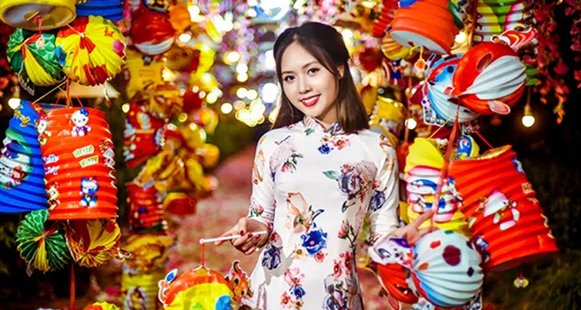 Check in on Hang Ma Street with full of decorations