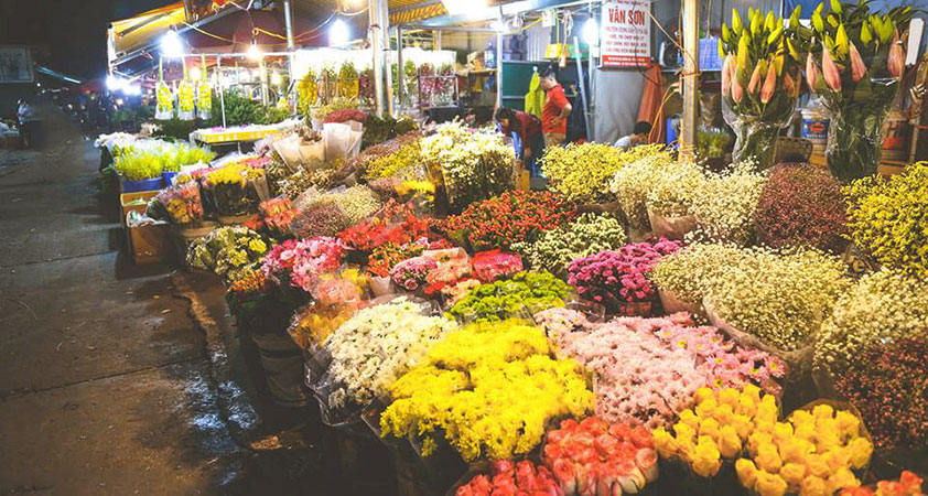 Quang Ba Flower Market is most crowded while the city has gone to sleep