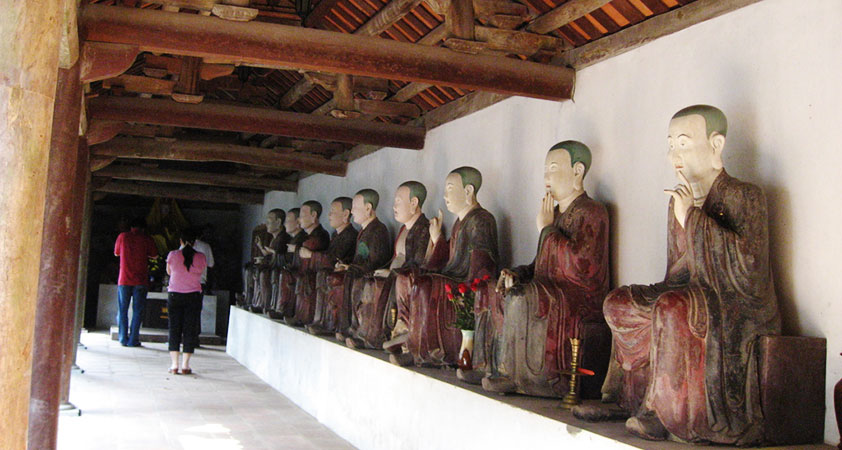 Statues inside the main area of Mia Pagoda