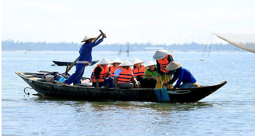 A simple boat takes you to discover the river