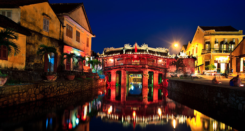 Hoi An Japanese Covered Bridge is much more attractive at night