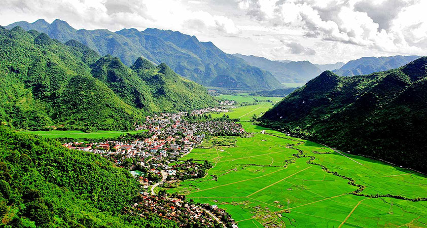 Mo Luong Cave is in a peaceful and tranquil valley in Mai Chau, Hoa Binh 
