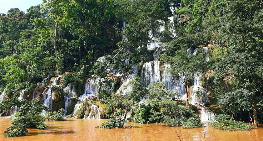 A fierce waterfall outstanding among the quiet atmosphere of forests