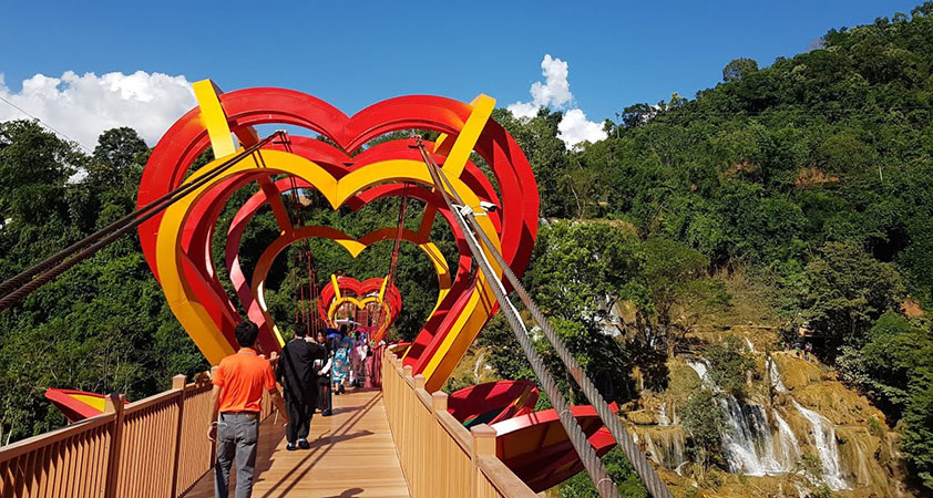 The 5D bridge has been set up for tourists'' sightseeing