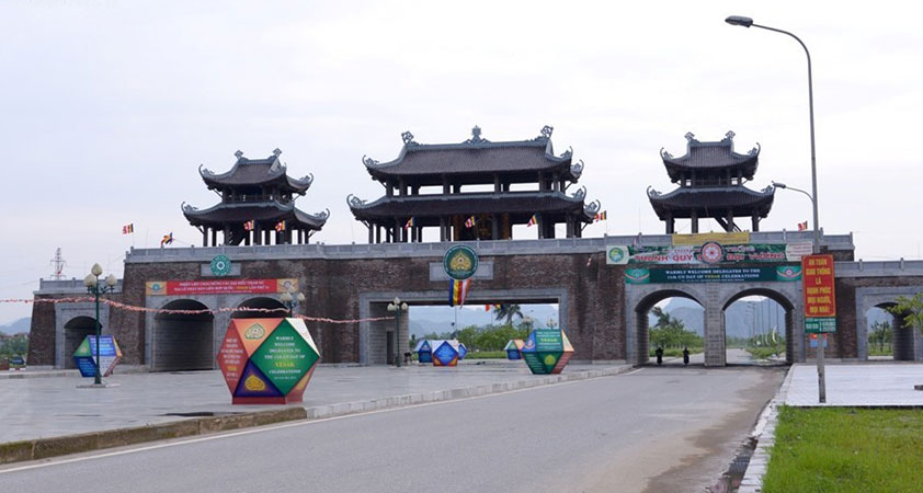 The gate to the pagoda records Bai Dinh pagoda history