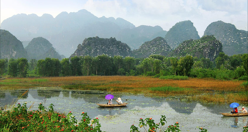 The picture mountain and river makes the typical features of what to see in Ninh Binh