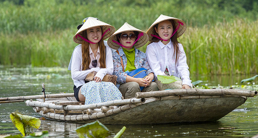 Take a small boat to wind through a lot of mountains and admire the scenery