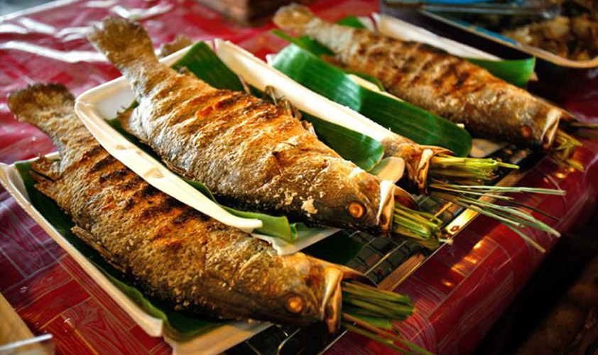 Roasted stream fish is a popular but attractive food