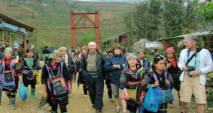 Coming here, travellers take the chance to join the daily activities with ethnic minority groups in Ta Van village