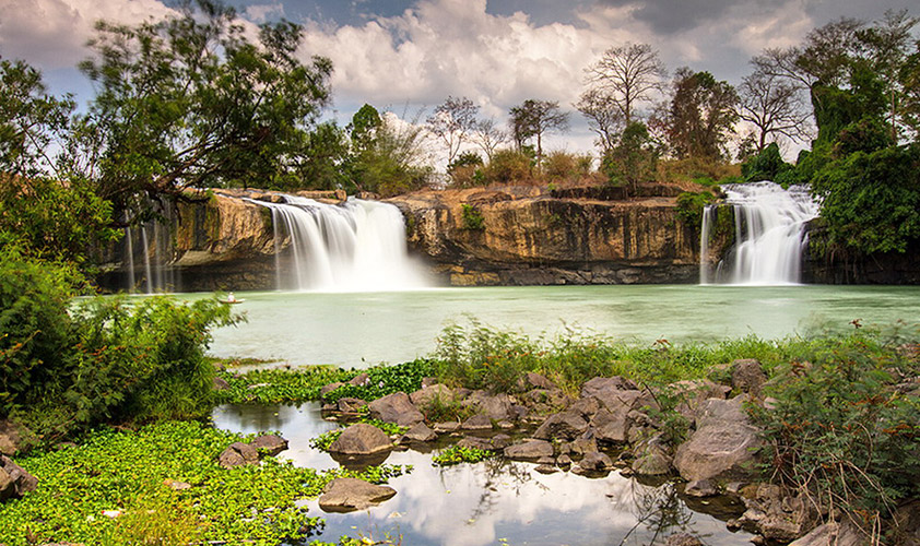 D''ray Sap is the E De language name for this waterfall meaning Fall of Mist