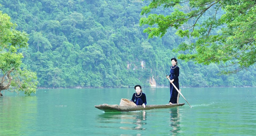 Tay ethnic minorities in traditional costumes on the lake