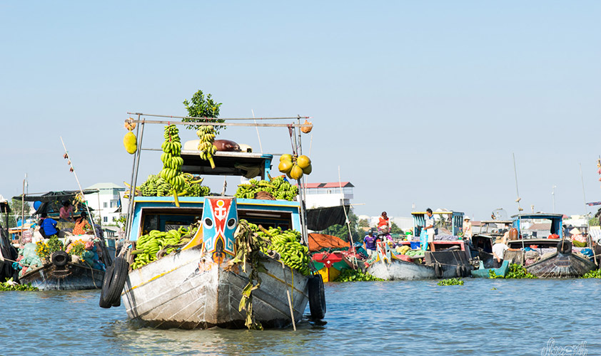 A short boat trip across the Bassac takes you to several floating fish farms and villages