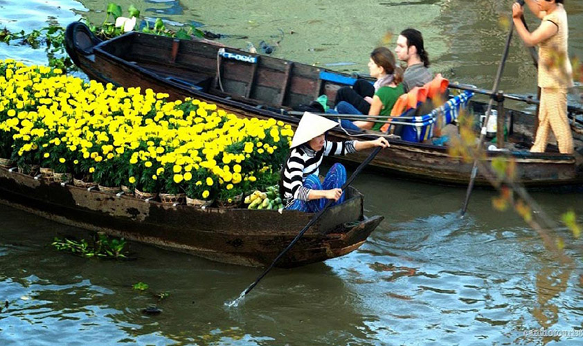 Floating market in Vinh Long