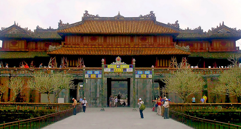 There are five gates to Ngo Mon, with the central gate being reserved for the kings only