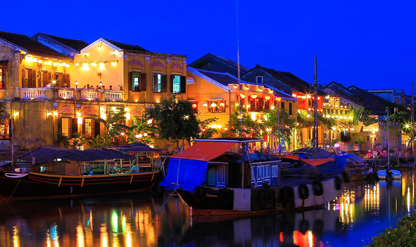 Magical beauty of Hoi An ancient town at night 