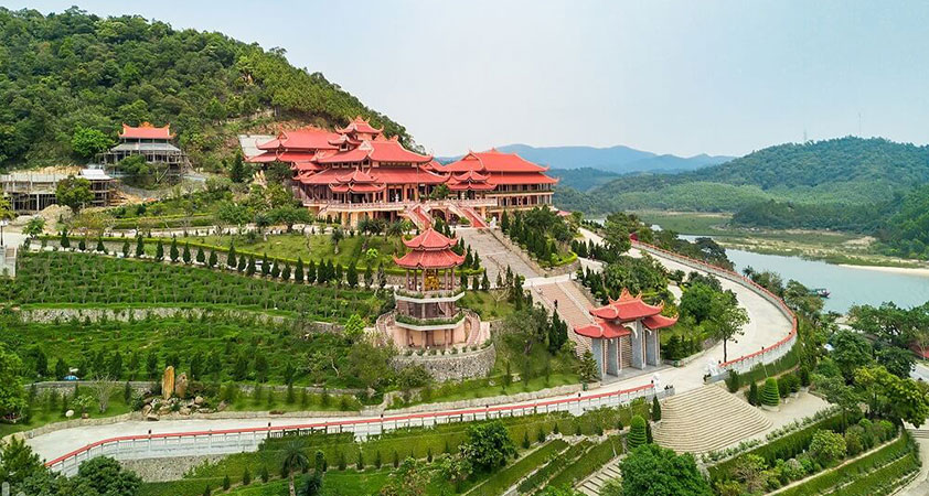 Ba Vang pagoda - the sacred pagoda in Quang Ninh