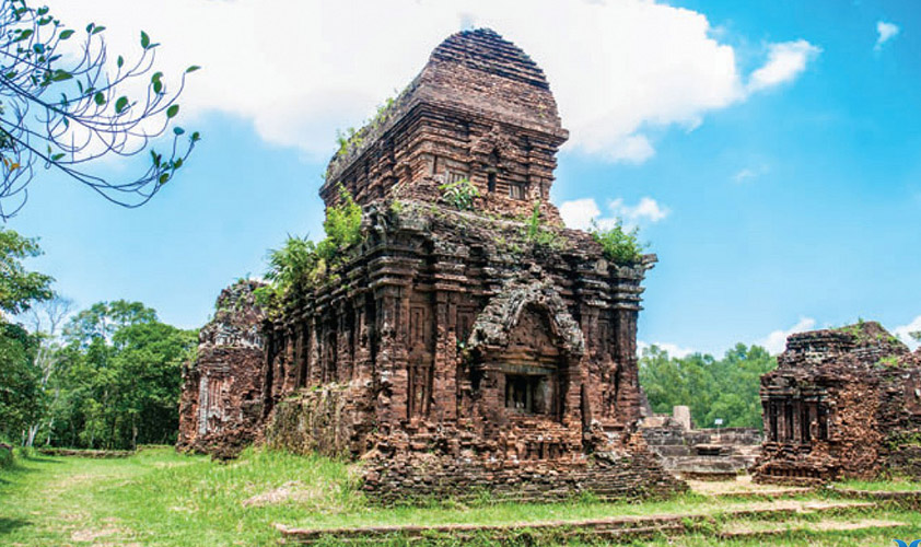 The site is often compared with some of the other great Indian influenced archaeological sites of SE Asia
