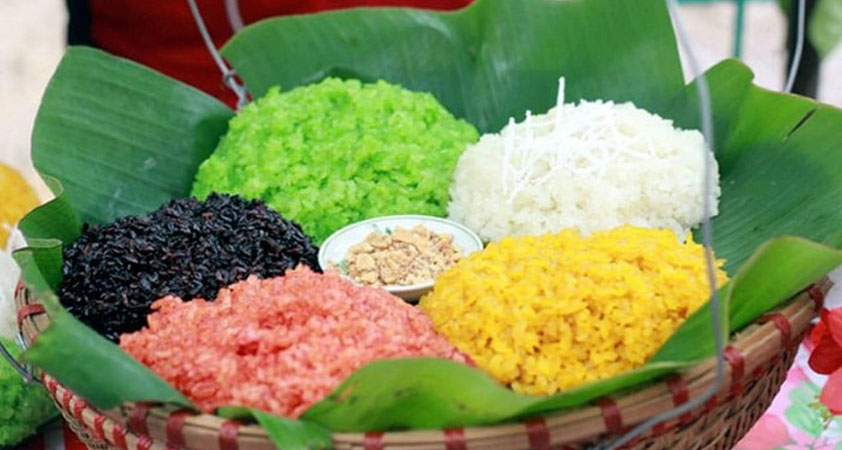Five-color sticky rice is one of the must-try specialties in the market