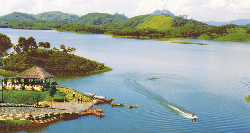 There are a number of green tree islets on the large lake