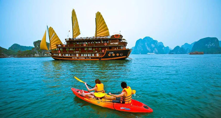 Cruise trip on Halong bay in the summer