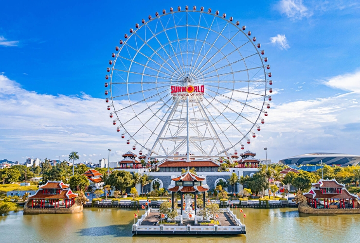 Admiring the panoramic view of Da Nang from the Sun Wheel will surely be an unforgettable experience