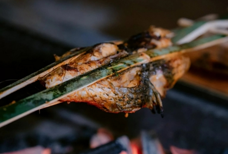 Roasted stream fish is a popular but attractive food