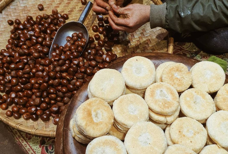 The streets of Sapa are always filled with the irresistible scent of roasted chestnuts and chestnut cakes — a must-try local specialty!