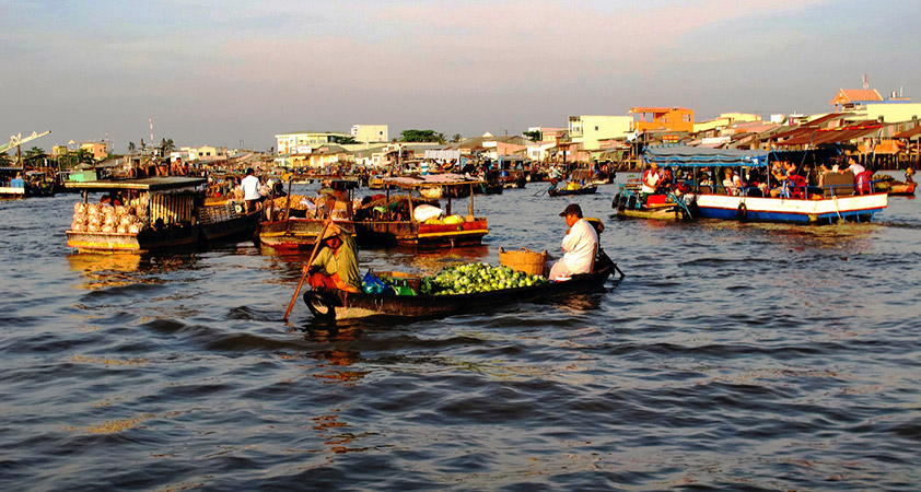 Explore Cai Be floating market 