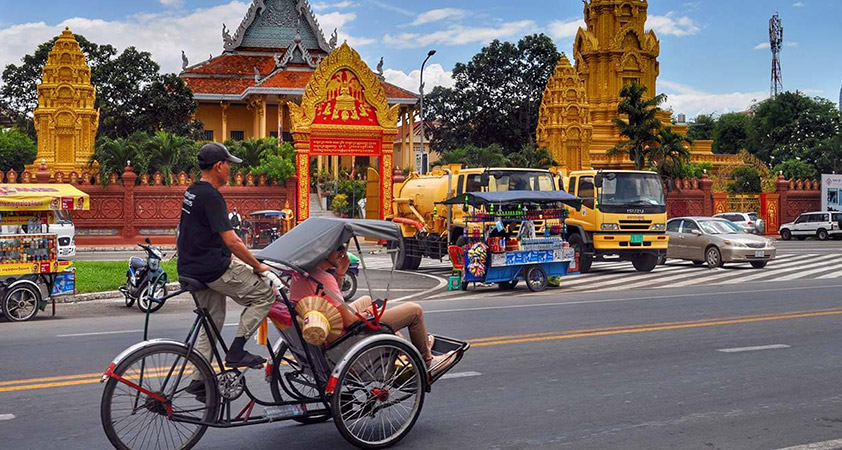 Explore Phnom Penh by cyclo