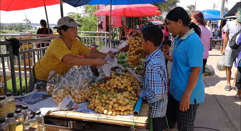 Wander around a traditional morning market in Laos 