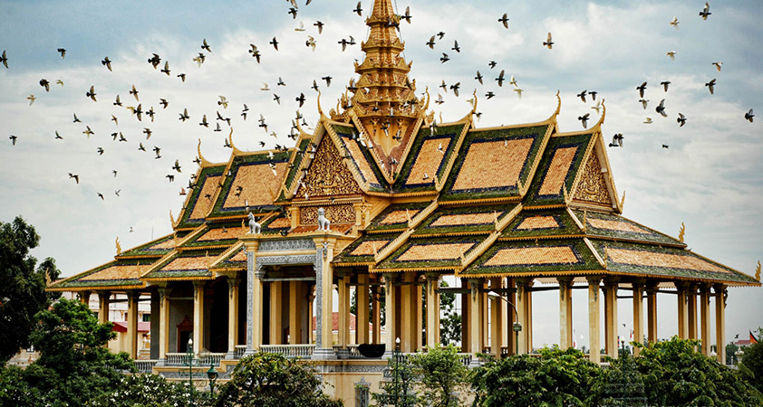 Take a tuk tuk to visit some amazing attractions in Phnom Penh such as National Museum, TouI SIeng,...