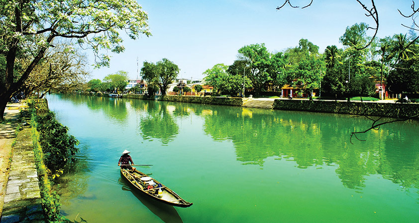 A cruise trip on Perfume River to explore Thien Mu pagoda